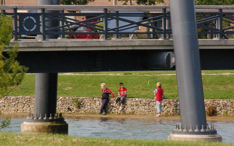 spelende kinderen aan de over bij de brug